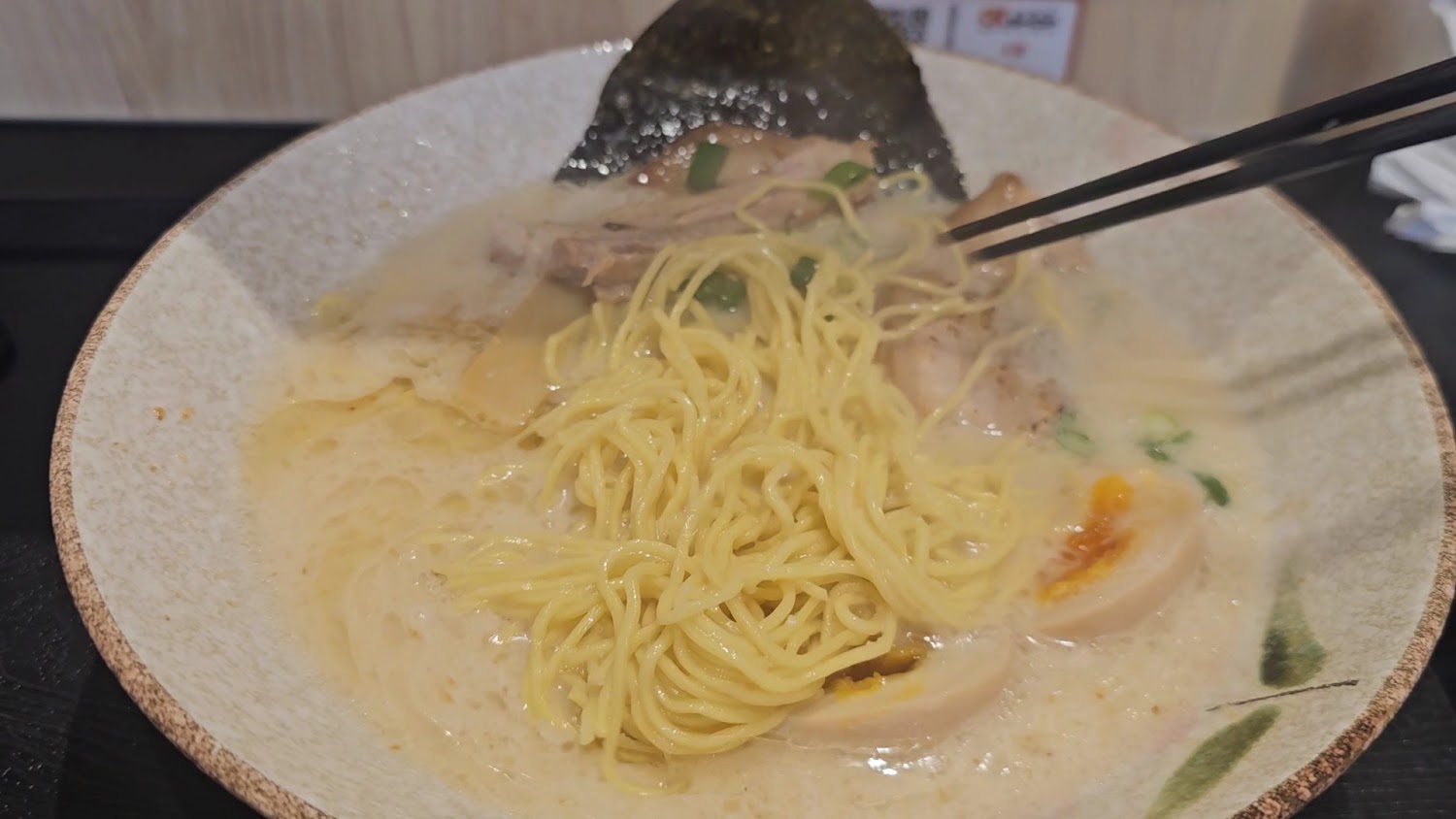 清流房日式拉麵濃白湯頭拉麵，配有半熟蛋、叉燒與海苔