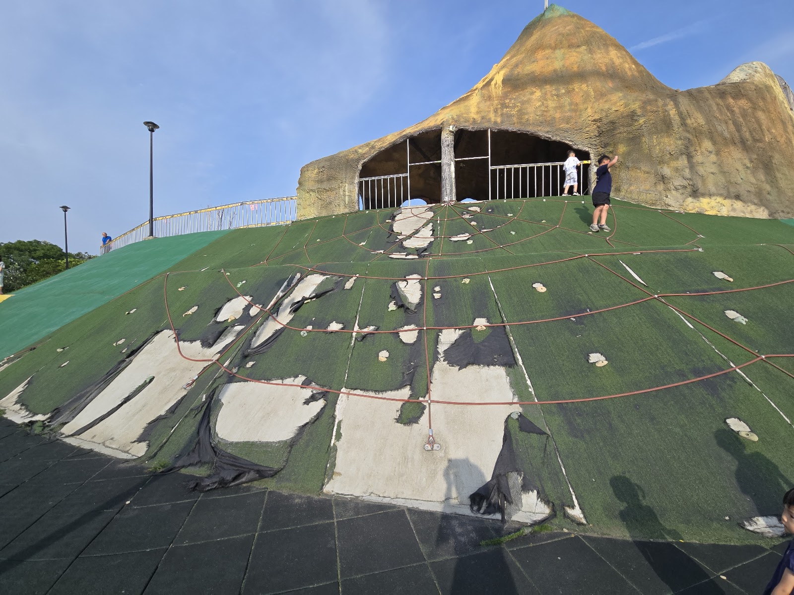 竹南獅山親子公園山頂帳篷型設施與視野，遠眺竹南市區