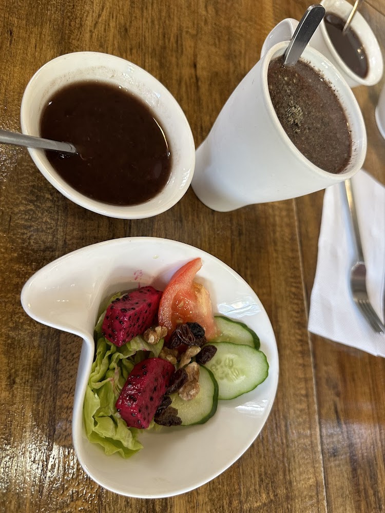紅豆湯、熱飲與含火龍果番茄黃瓜的沙拉，色彩繽紛