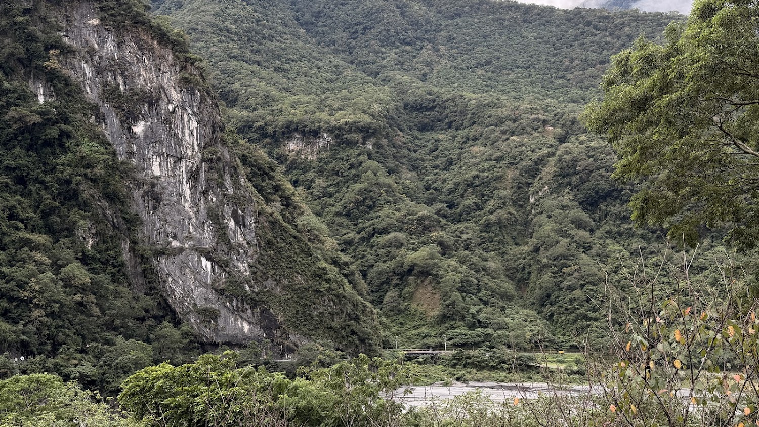 太魯閣台地周邊青翠山巒與溪流景色