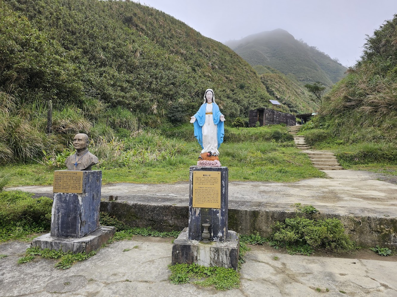 三角崙山步道沿線聖母與銅像地標