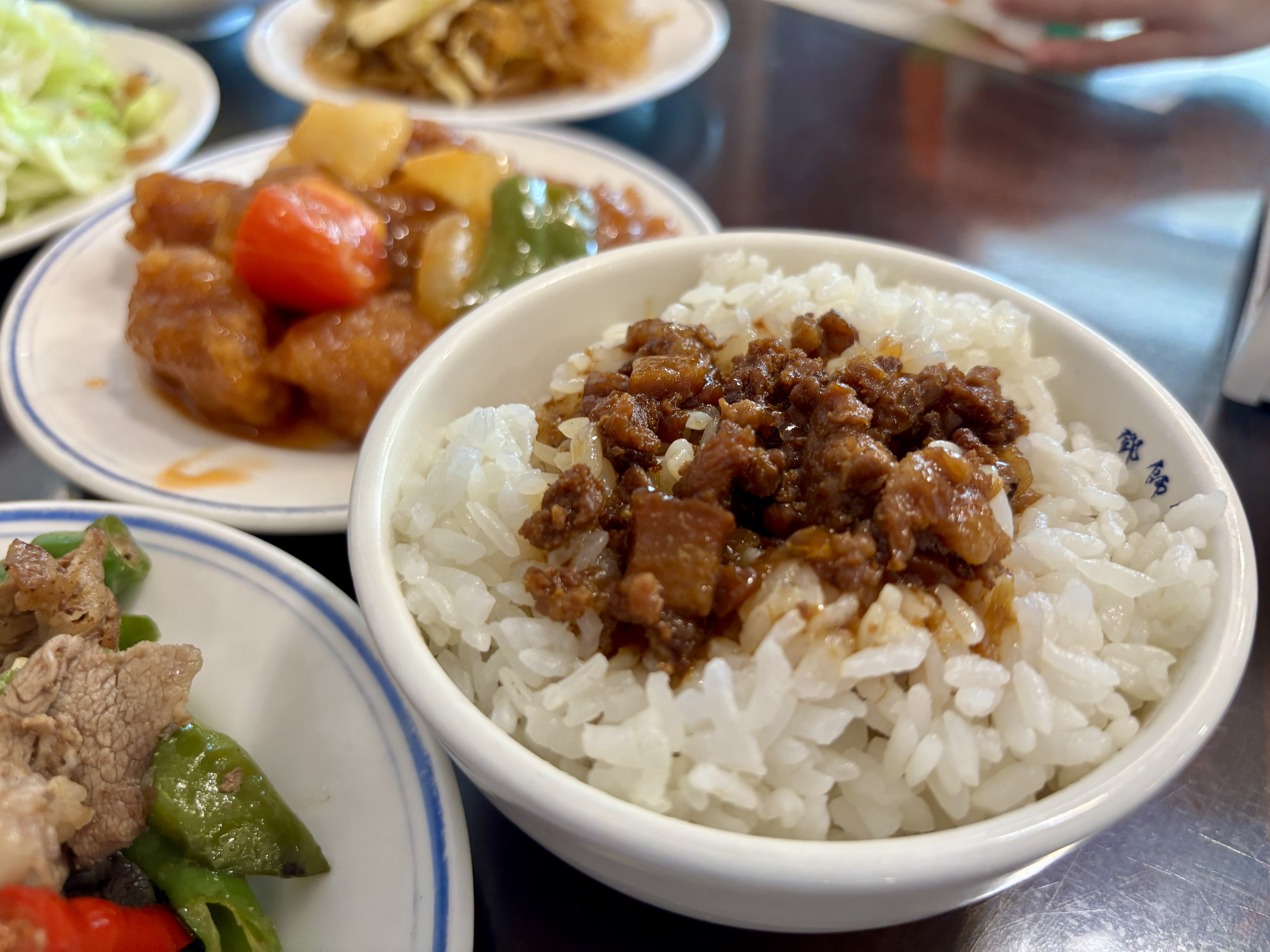 滷肉飯與配菜組合