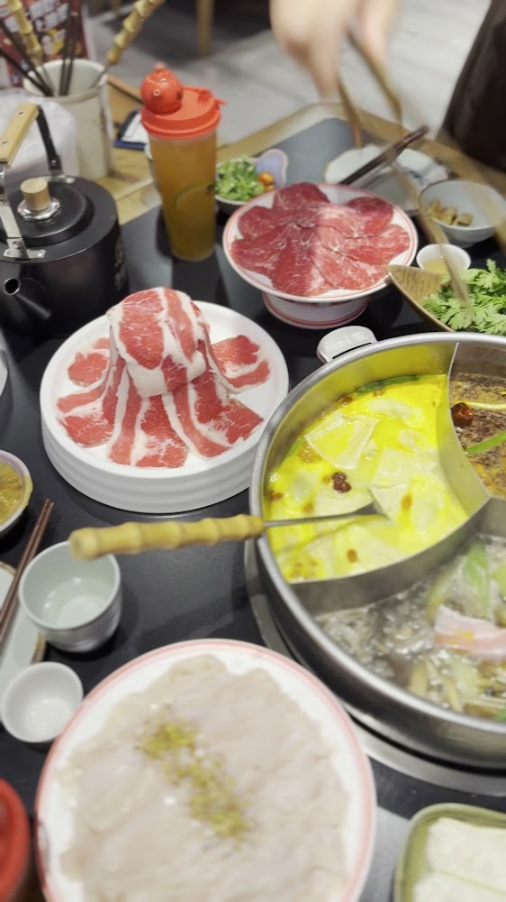 李鐵柱麻辣茶鍋竹北店分格火鍋與牛肉盤