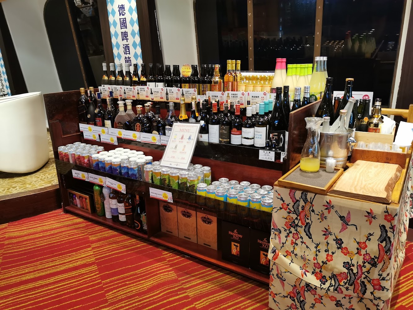 酒品展示區有啤酒葡萄酒與德國啤酒節標語