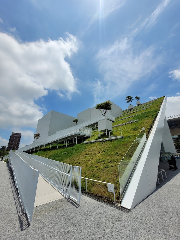 桃園市兒童美術館綠屋頂與斜坡步道外觀