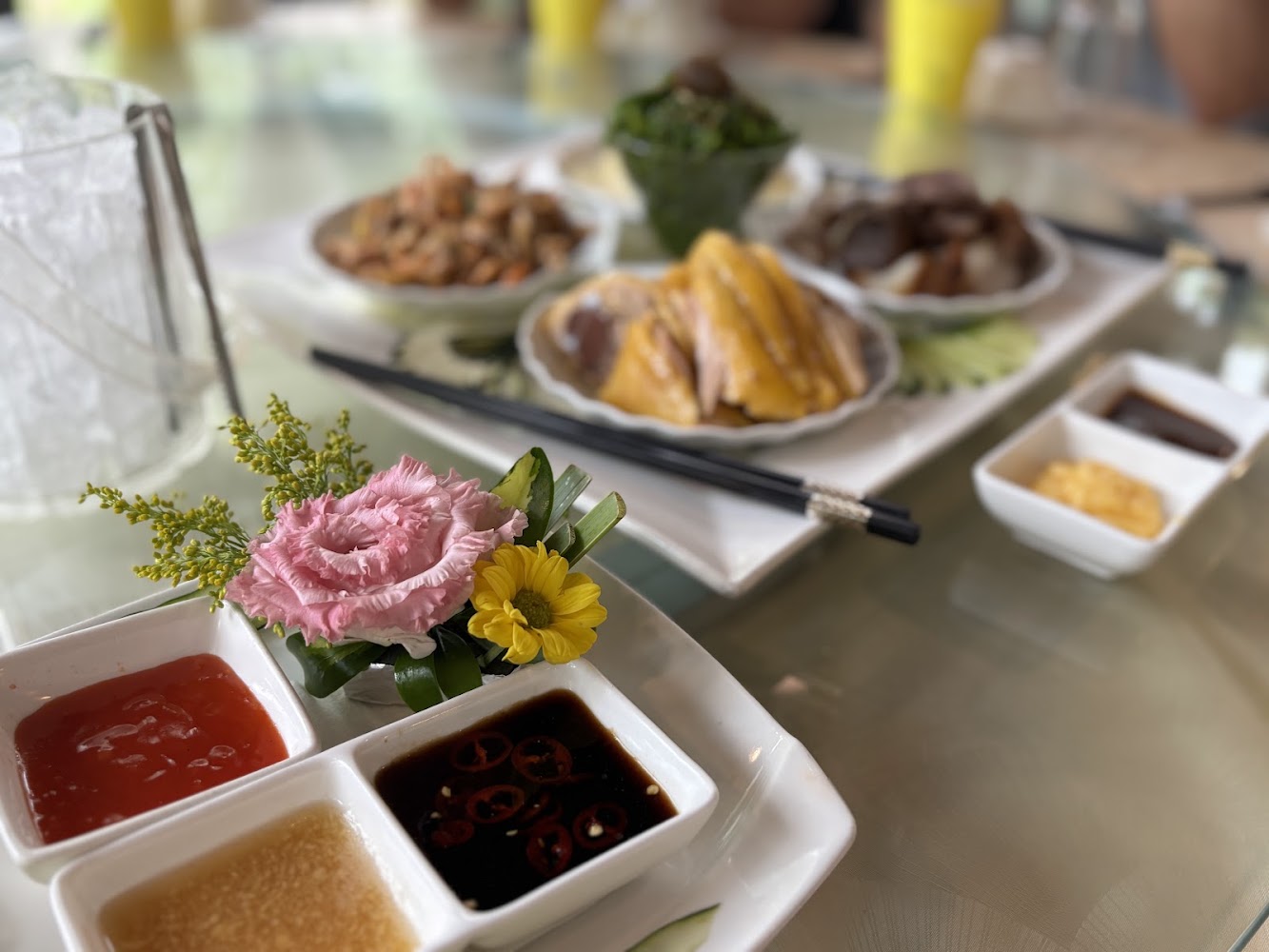 白斬雞與多種醬料擺盤豐盛