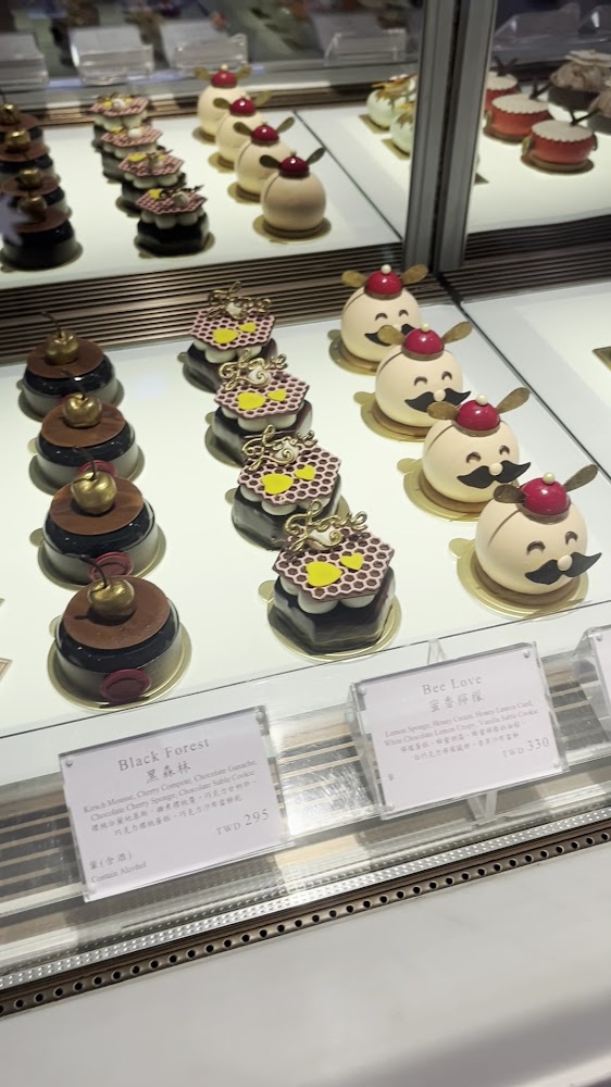 展示櫥窗內有黑森林與Bee Love等可愛造型蛋糕