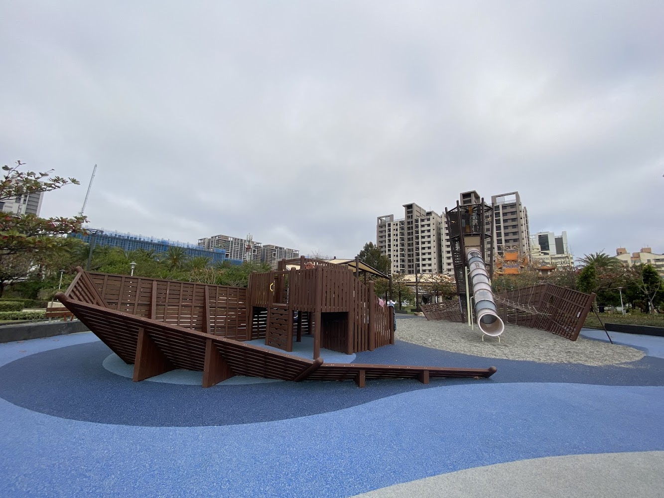 梧棲漁寮公園沉船主題遊戲場與溜滑梯