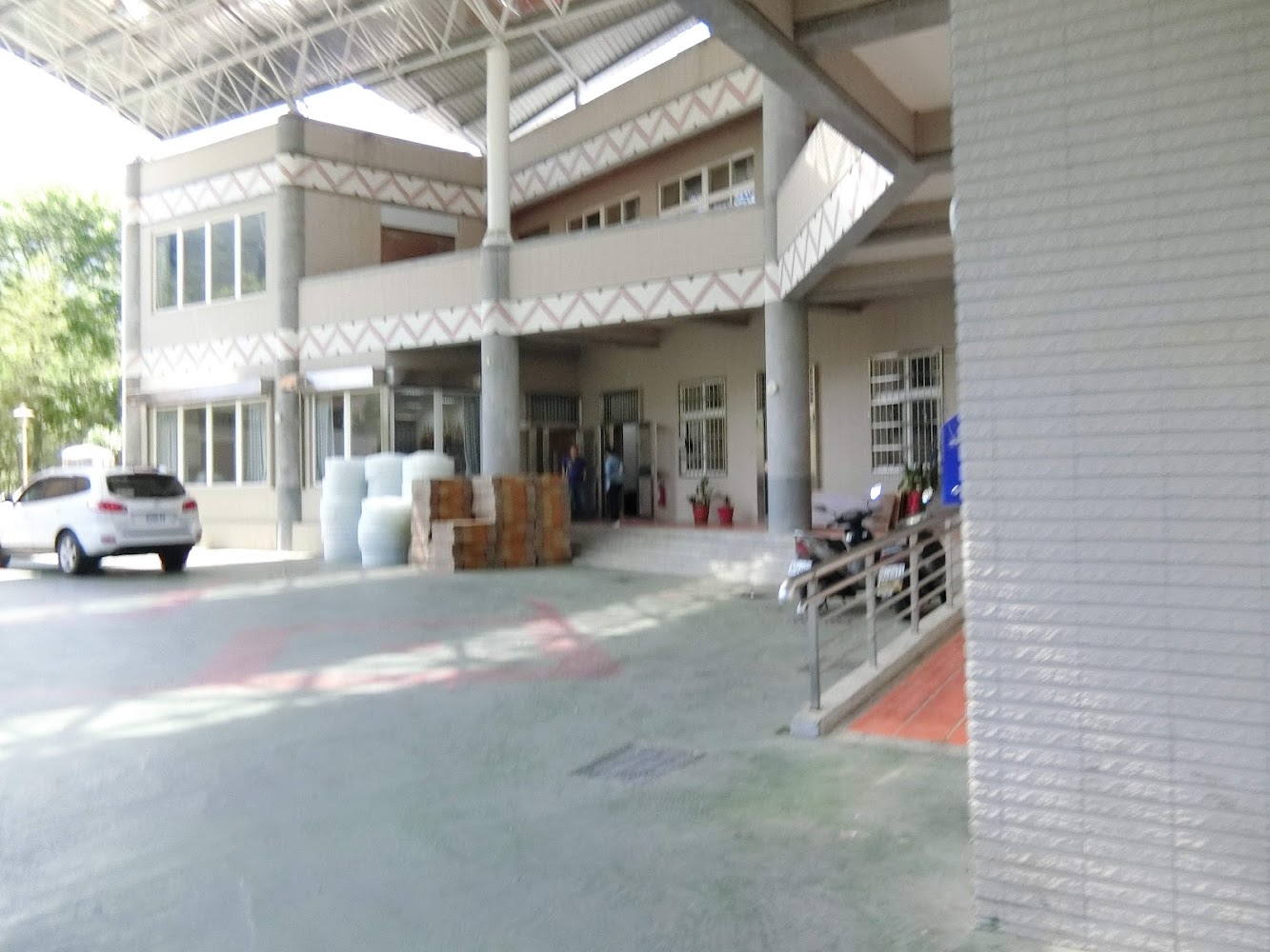 現代建築戶外區域與車輛
