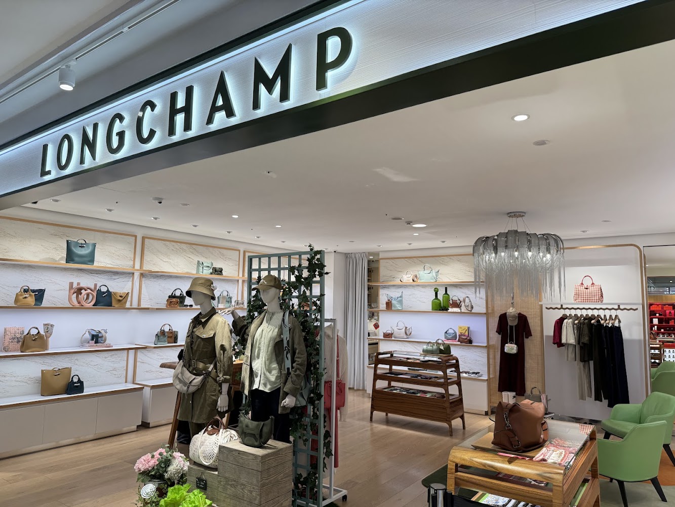 Longchamp 台中新光三越中港店店內展示手提包、服飾與模特兒穿搭