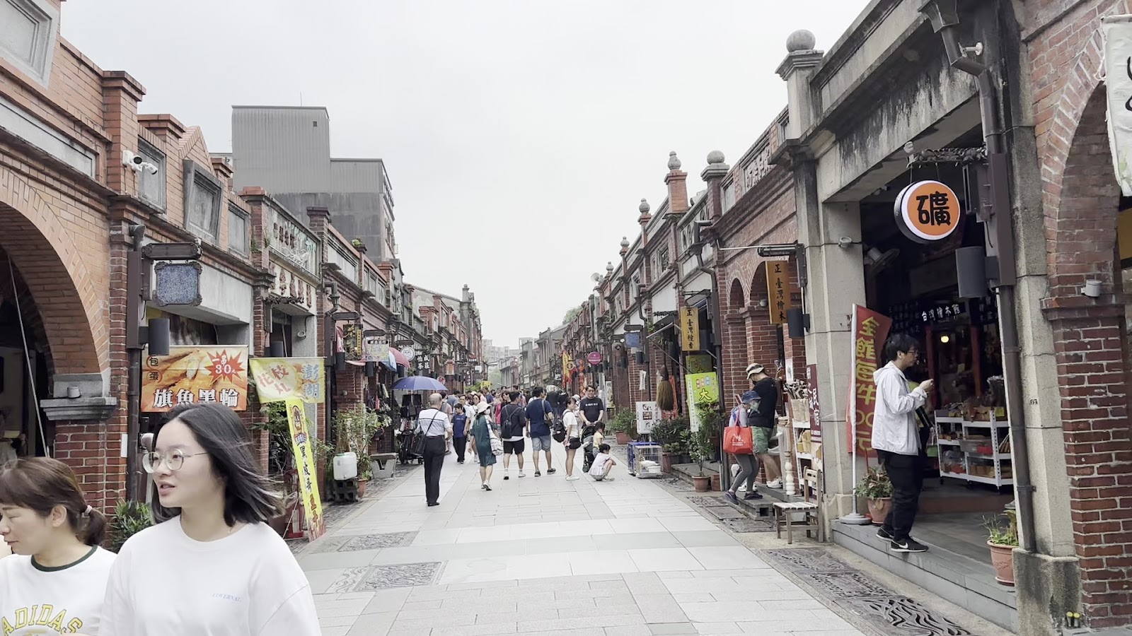 三峽老街縱深視角兩側紅磚古厝連綿成排遊人如織