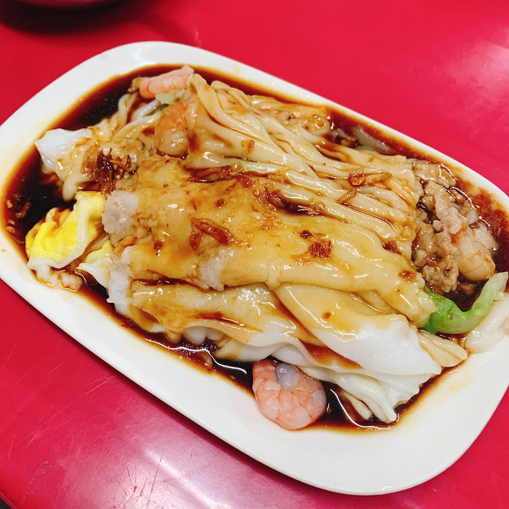 有蝦仁蛋與蔬菜的廣式腸粉