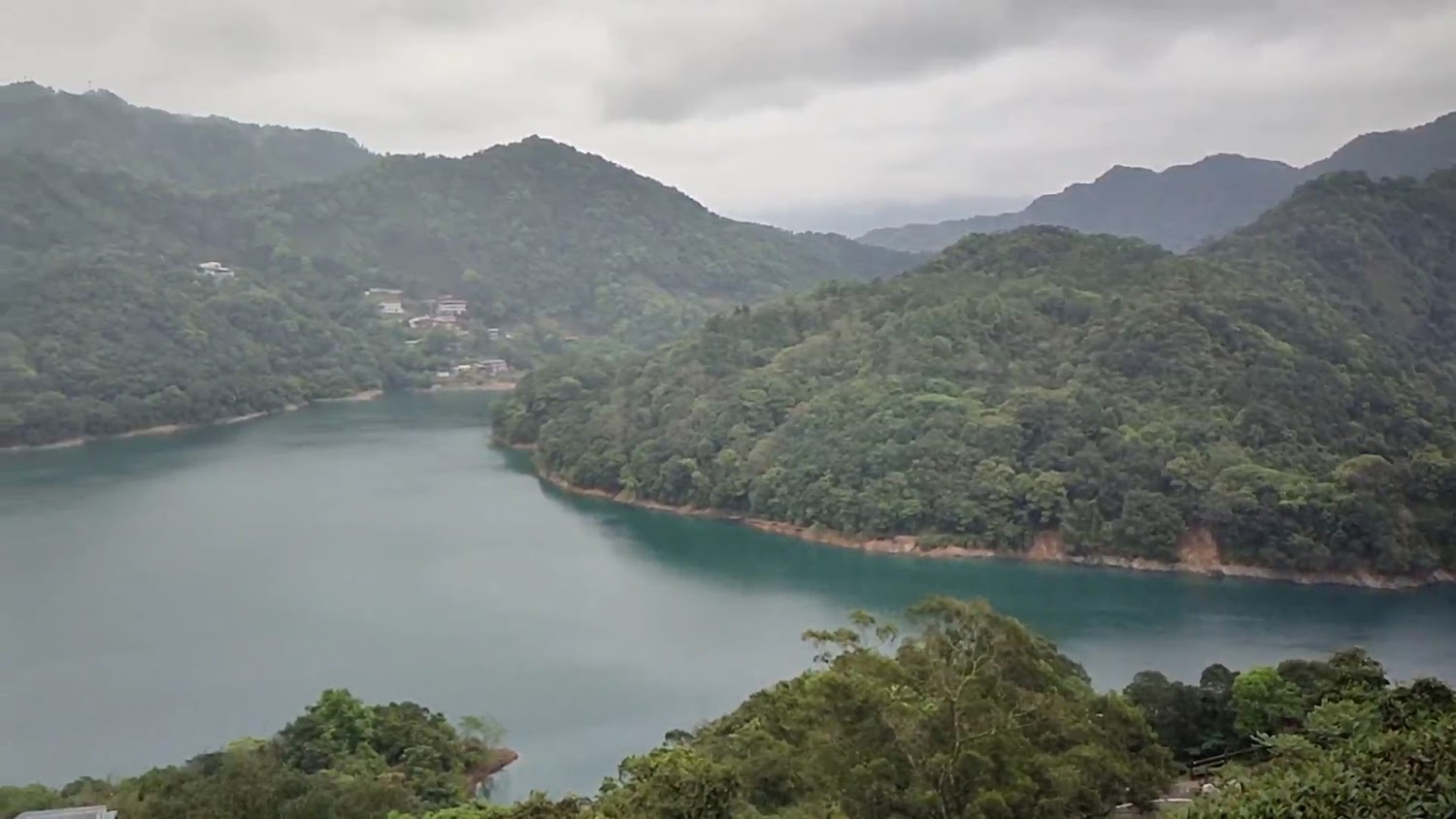 翡翠水庫湖區山景與湖面景觀