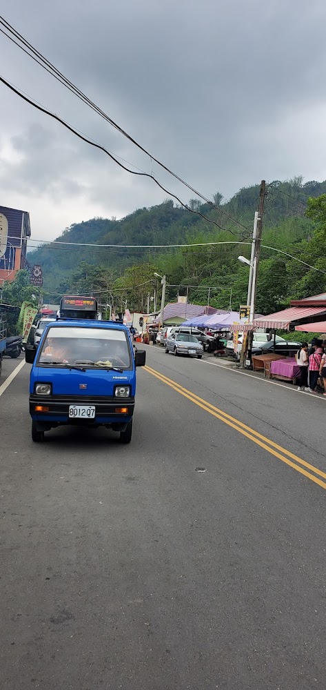 山區道路旁的攤販與小貨車