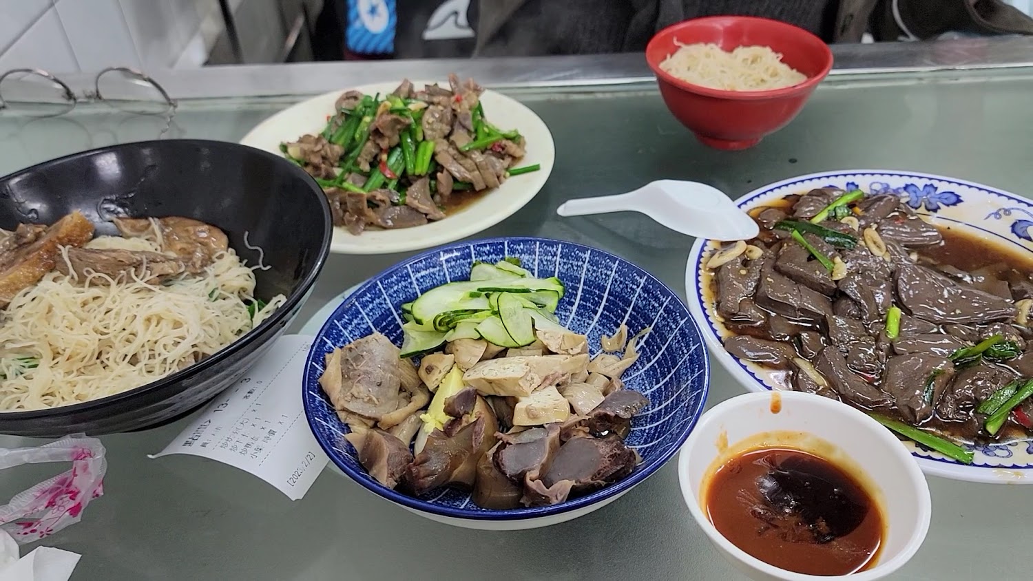 鴨肉乾麵炒鴨腸鴨血與鴨內臟拼盤