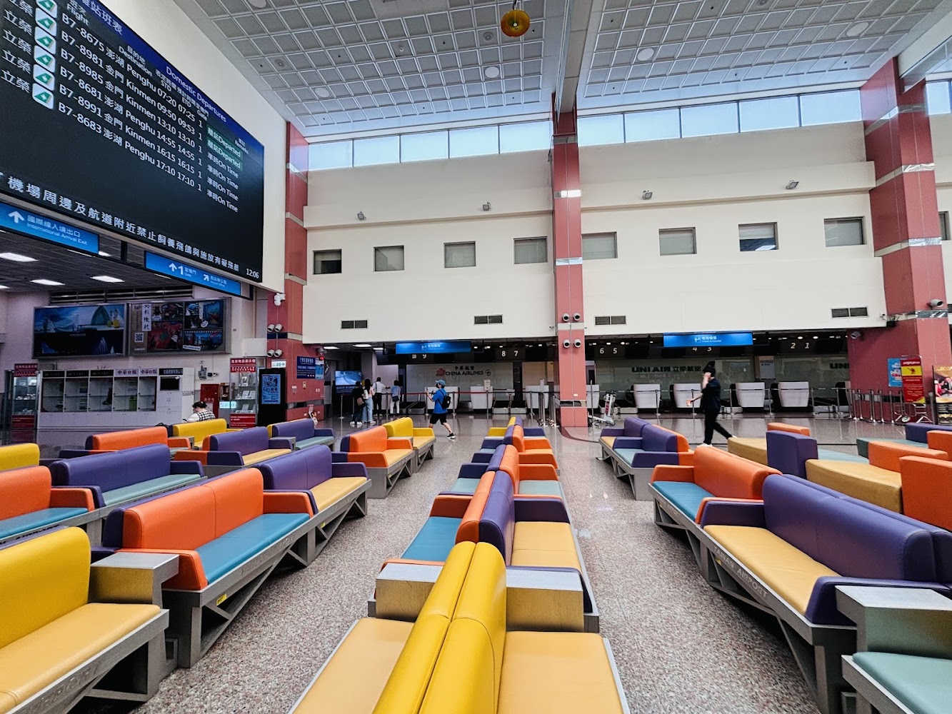 臺南航空站候機大廳與航班資訊