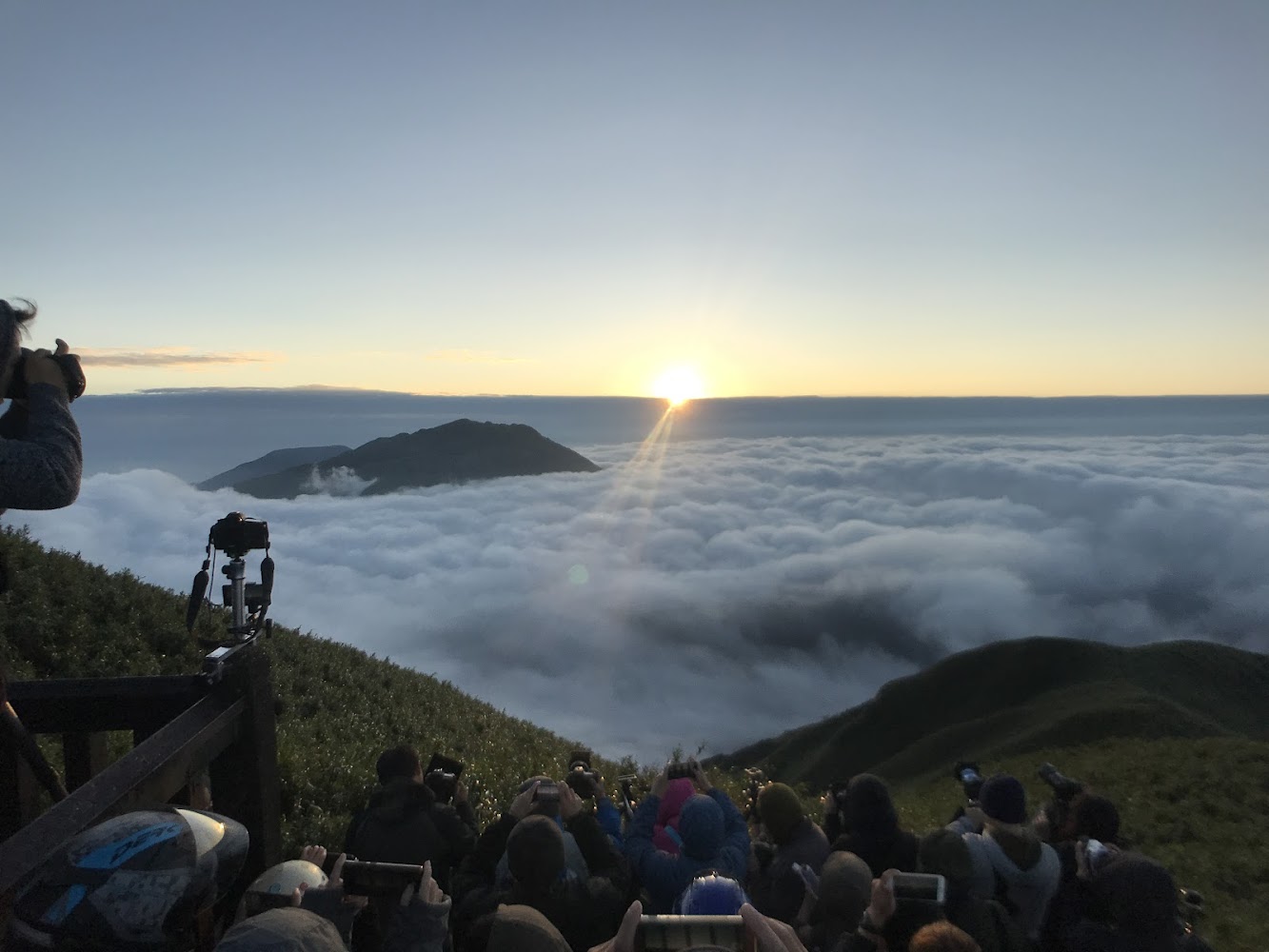 大屯山助航台觀景臺日出與雲海