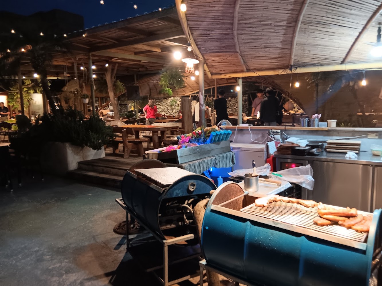 湛藍邊境戶外烤台與用餐氛圍