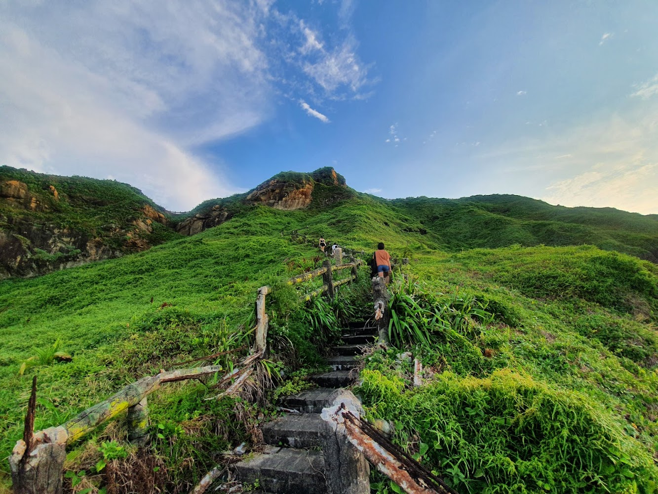 望幽海岸綠色山丘與登山客