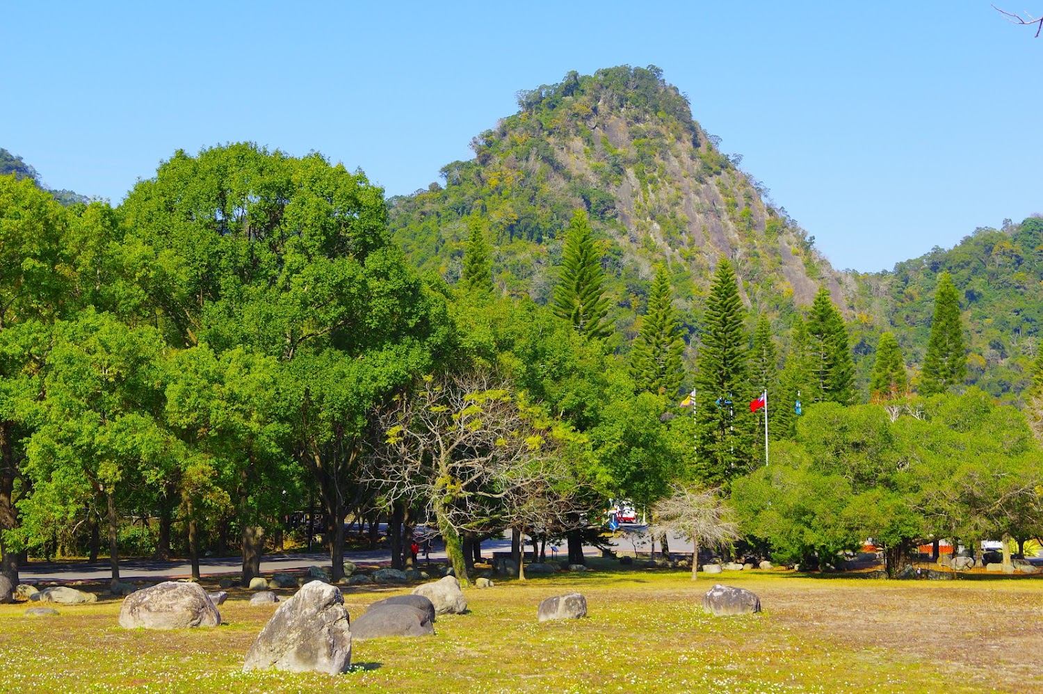 汶水遊客中心草地與山景