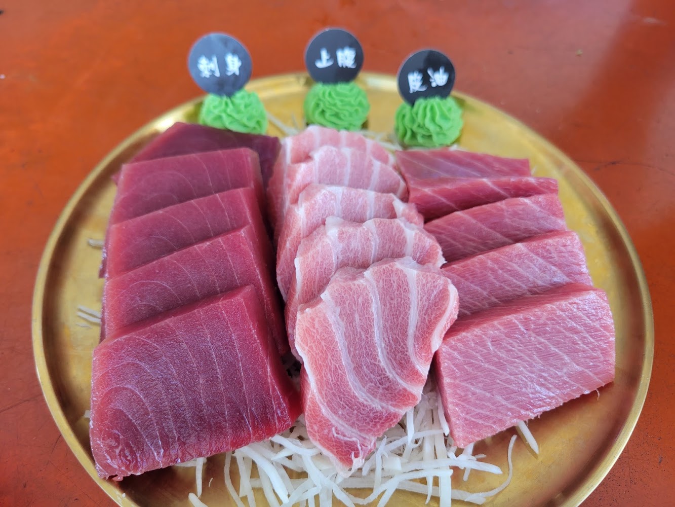 三種不同部位的鮪魚生魚片包含赤身中腹與大腹