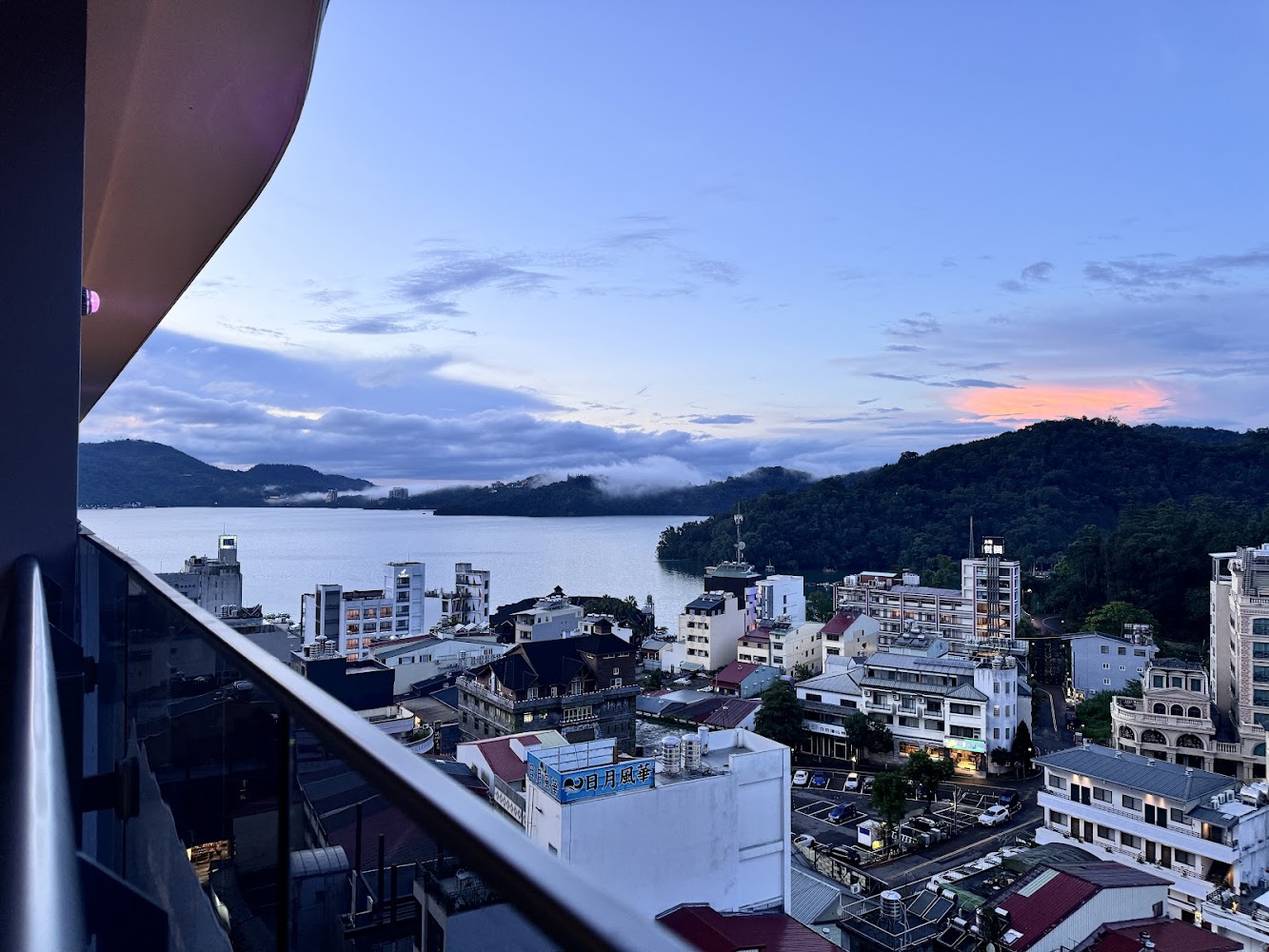 湖泊與周圍城市建築及遠山雲霧景色