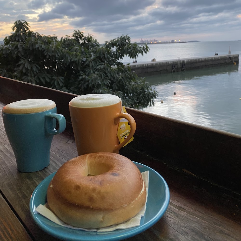貝果與飲品搭配淡水河岸傍晚景色