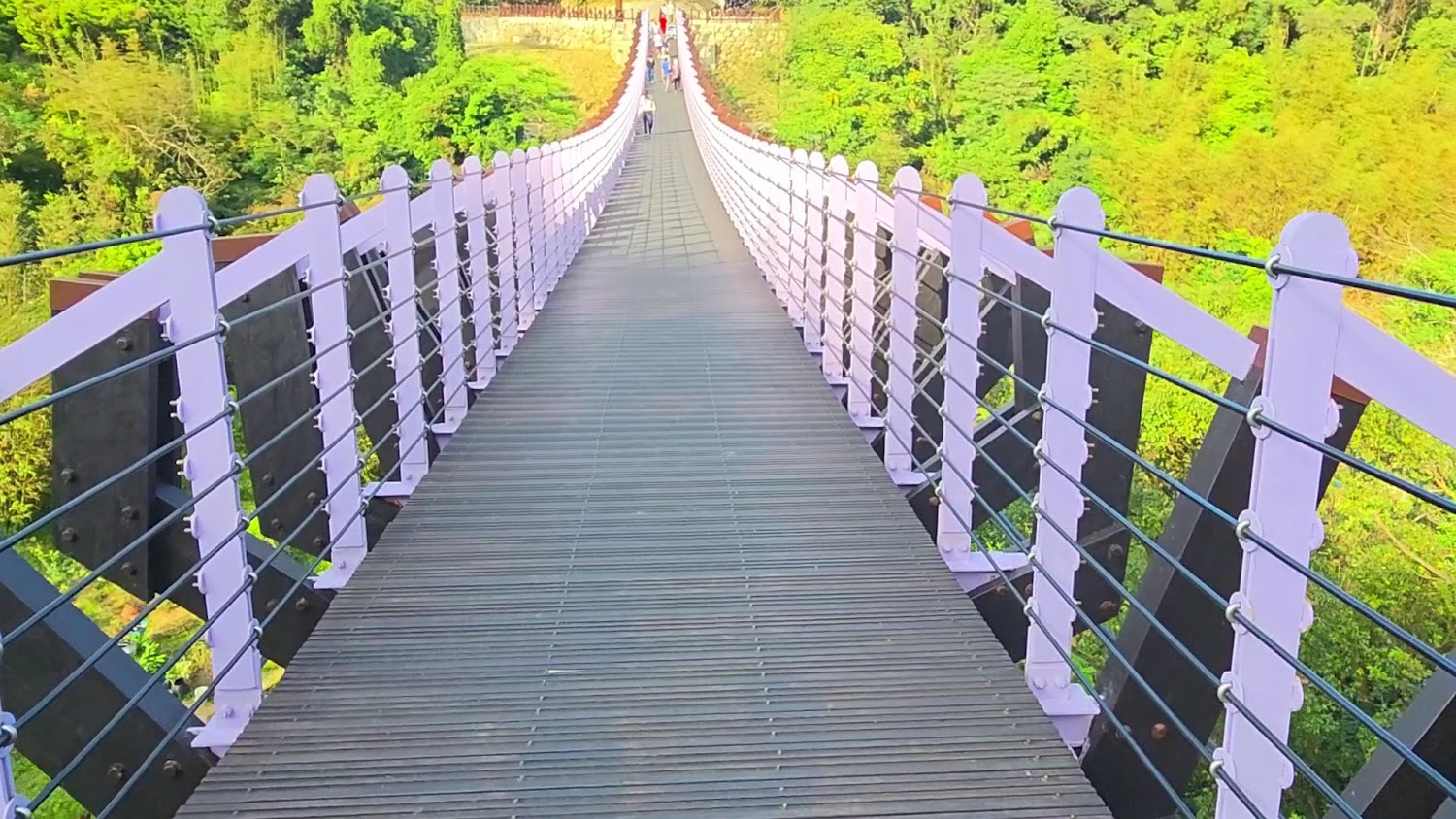 白石湖吊橋明亮全景
