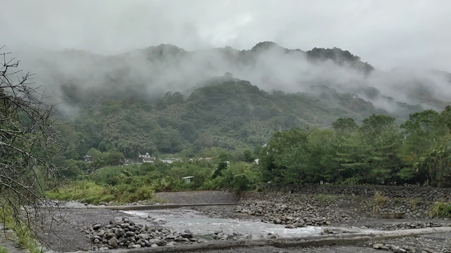 山區河流與石岸,霧氣繚繞的自然景觀