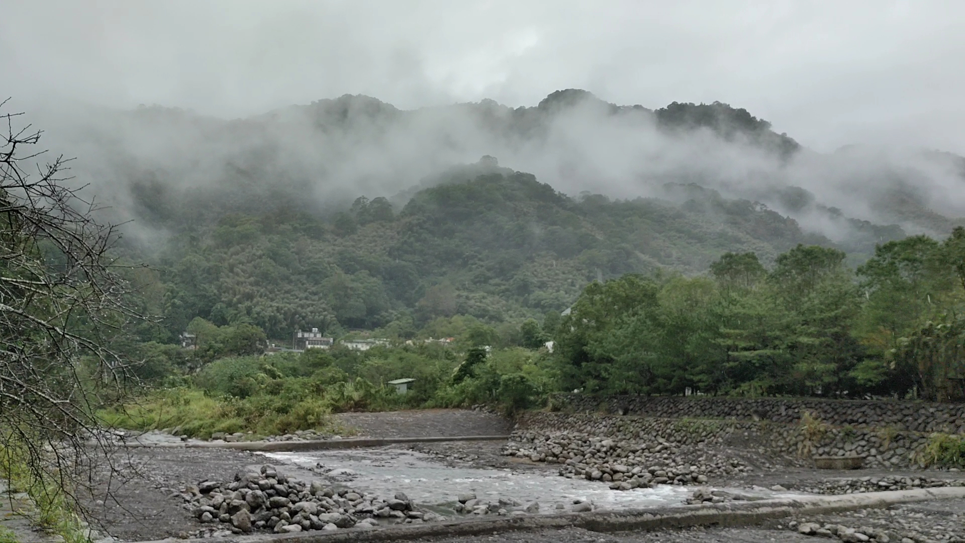 尖石山區雲霧環繞河流與石頭堆積的自然景觀