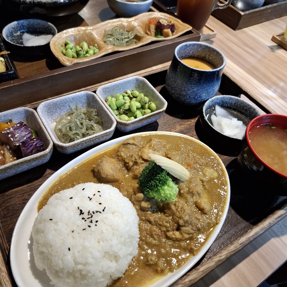 日式咖哩飯定食附多款小菜與味噌湯
