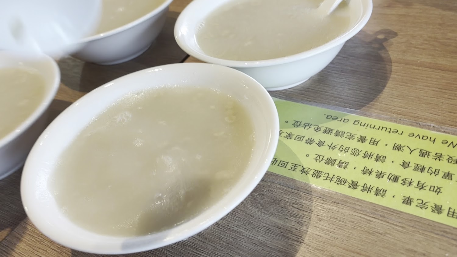 美好花生白碗盛裝的花生湯