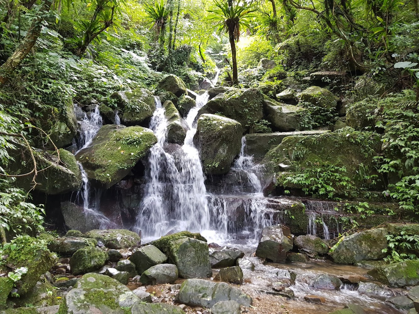 淡蘭古道灣潭段瀑布山景