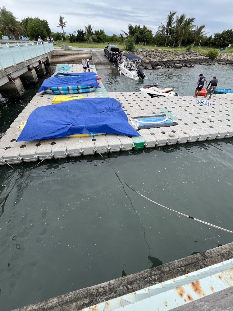碼頭浮動平台橡皮艇與水上摩托車
