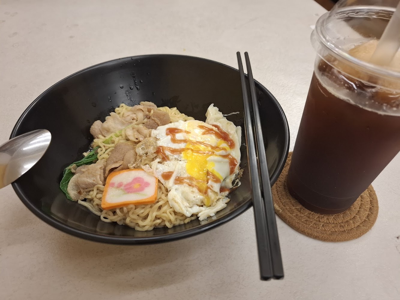 深水食堂乾拌麵與冰飲組合