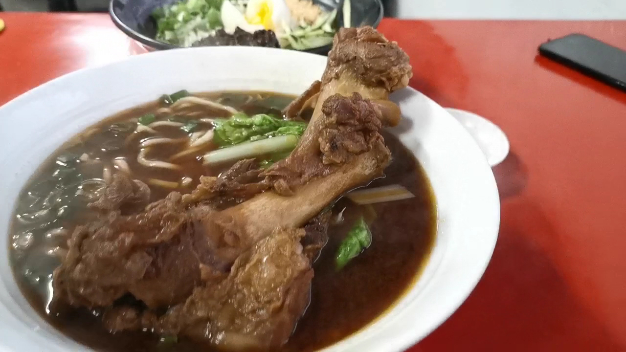 牛骨湯麵風格近似骨麵的濃郁大份量感