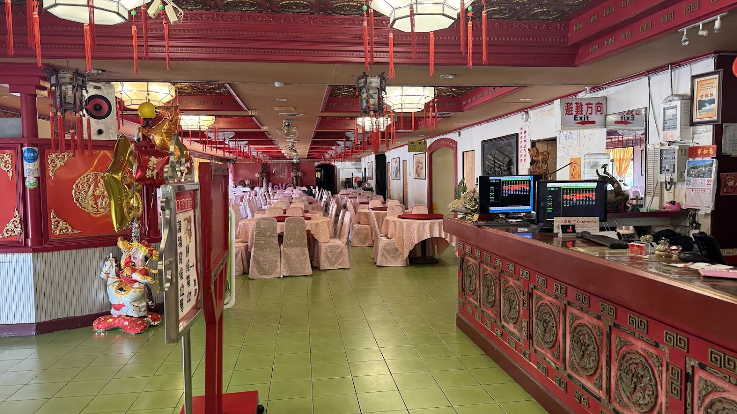 石園活魚餐廳室內空間與櫃台