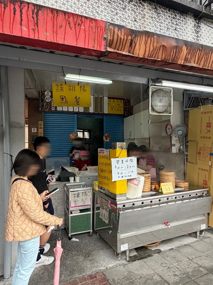 正好鮮肉小籠包店門口與排隊人潮
