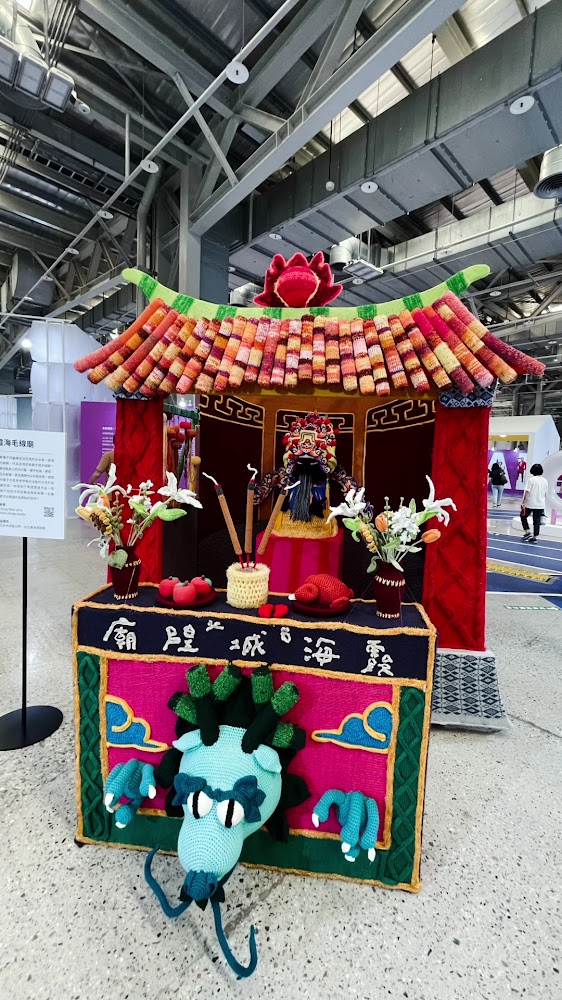 爭艷館展覽中的毛線編織廟宇作品