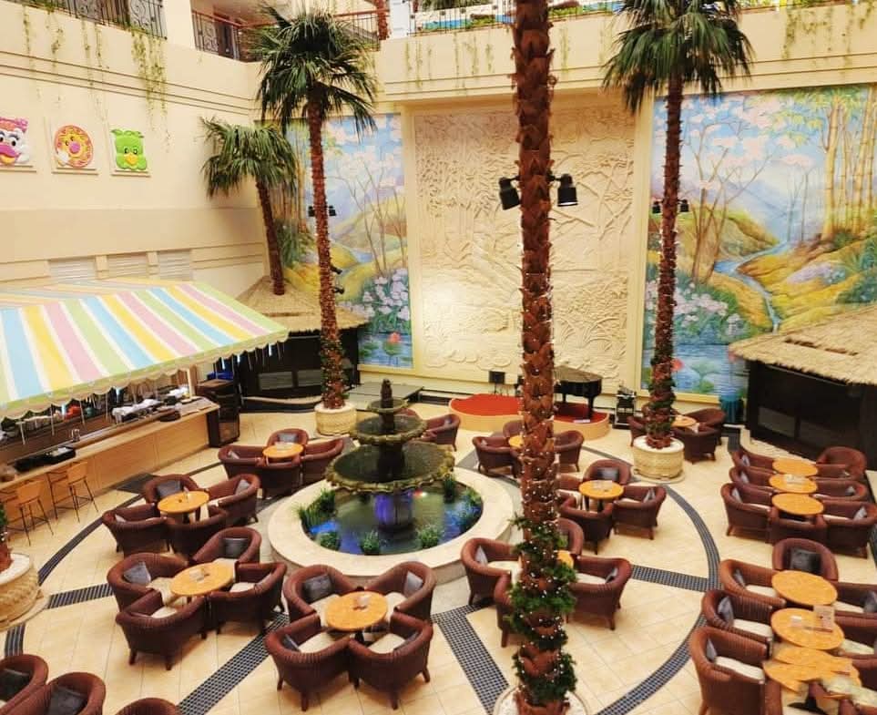 飯店室內咖啡廳與圓形噴水池