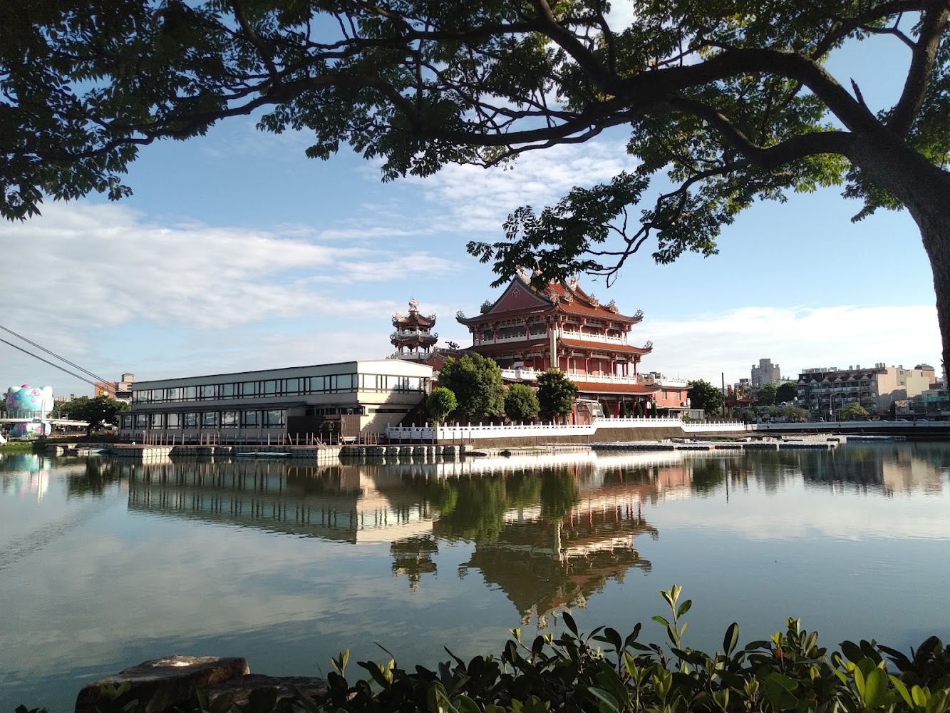 龍潭大池湖景與湖畔中式廟宇建築