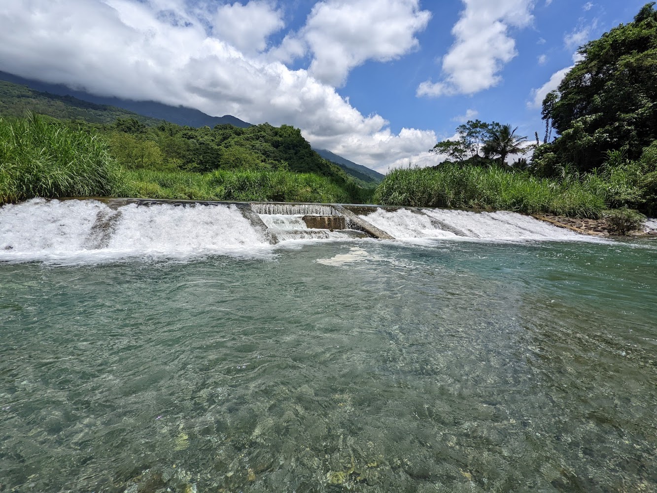 白鮑溪清澈河道與小瀑布景觀。