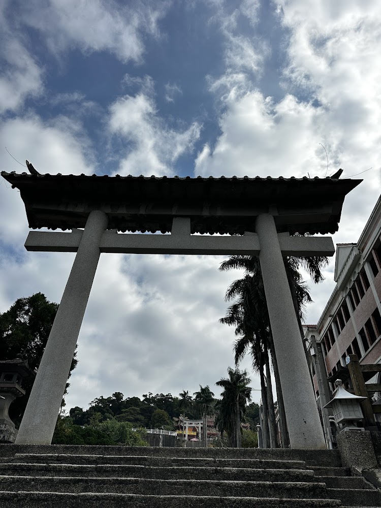 階梯上方的日式鳥居與藍天