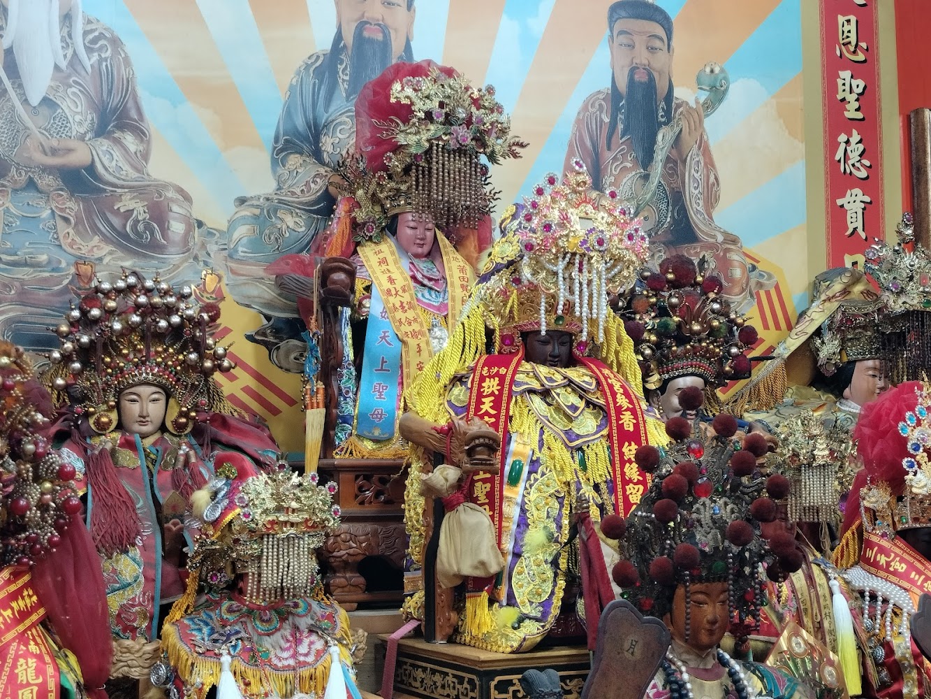 桃園白沙屯媽祖聯誼會神像供奉畫面