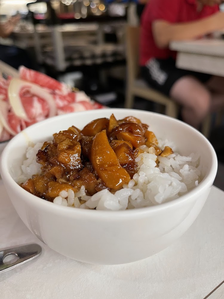 滷肉飯近拍畫面搭配火鍋肉片的餐桌情境