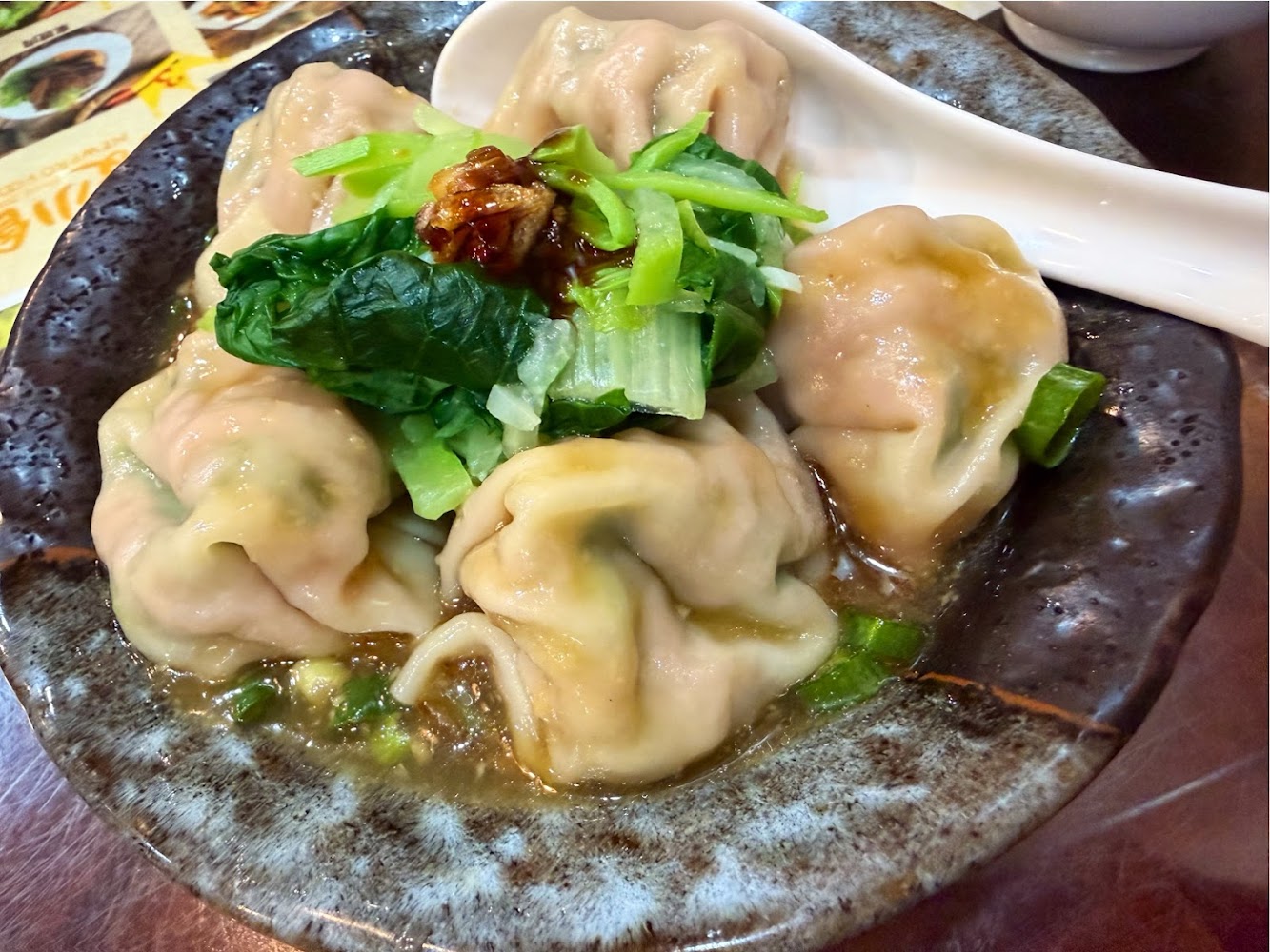 一盤餛飩與青菜的近拍