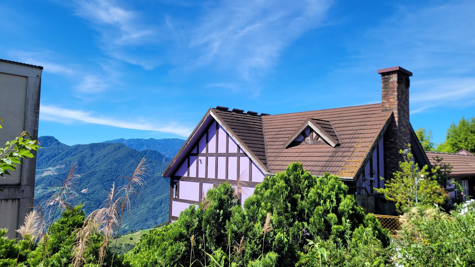 清境農場歐式紫色建築與山景