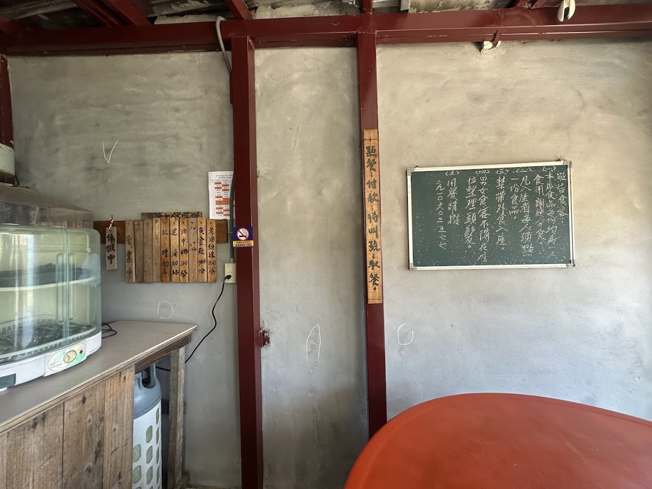 鏡沃小吃牆面菜單與店內設備