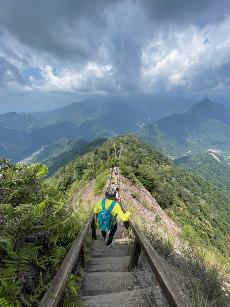 白毛山稜線木棧道與遠山雲景
