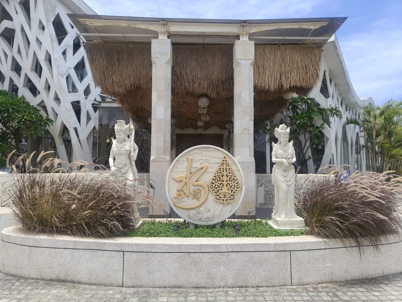 東南亞風格入口石雕與植栽